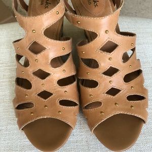 Gorgeous‼️ EUC Clarks Artisan Collection Wedges Tan